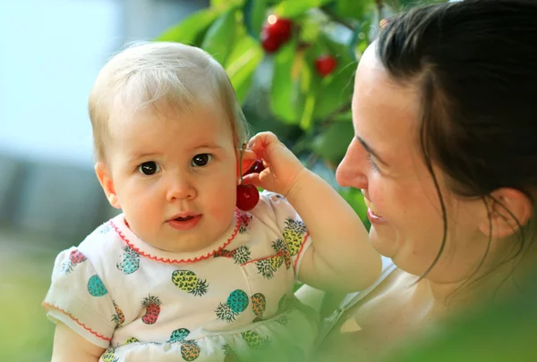 Kvinna med söt baby — Stockfoto