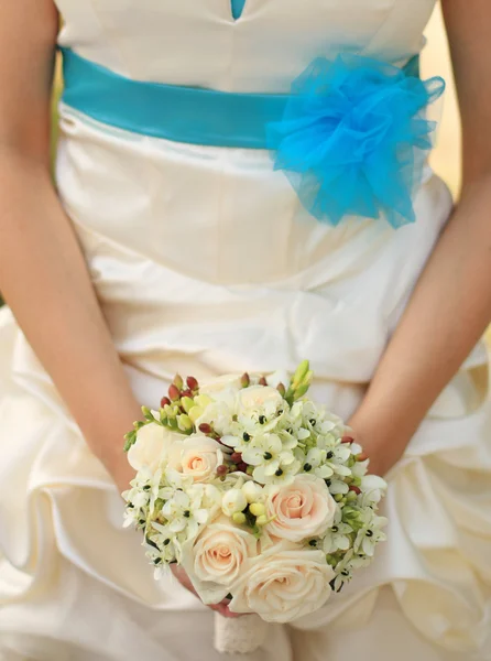 Mariée en tissu élégant tenir bouquet de fleurs — Photo