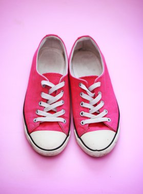 Bir çift kullanılmış spor ayakkabısı.