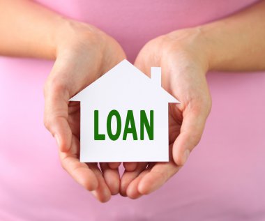 Elinde kağıt ev kredi metin ile tutan kadın