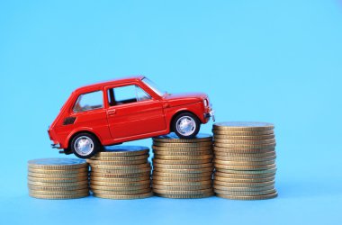 Sikke yığını üzerinde kırmızı minyatür araç