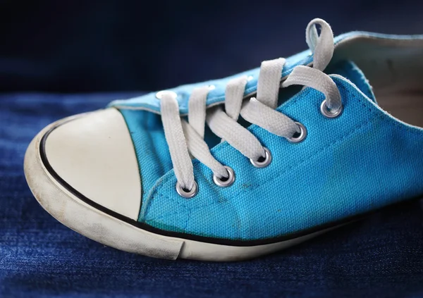 Sapato de ginástica azul em jeans — Fotografia de Stock
