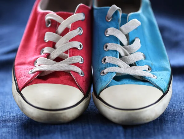 Blauer Turnschuh auf Jeans — Stockfoto