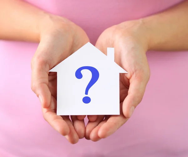 Handen van vrouw met papier huis — Stockfoto