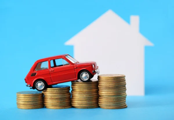 Casa, carro em miniatura vermelho e dinheiro — Fotografia de Stock