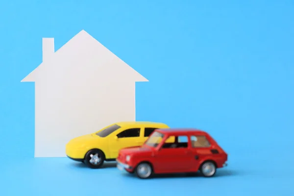 Mini casa e carro em miniatura no fundo azul — Fotografia de Stock