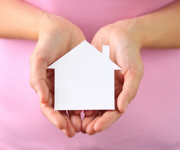 Handen van vrouw met papier huis — Stockfoto