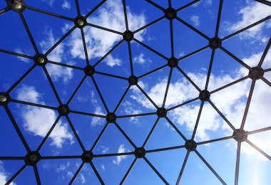 Bulutlu gökyüzü ile modern metal ızgara