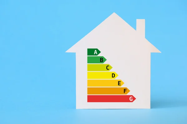 Papier huis met energie-efficiëntie grafiek — Stockfoto