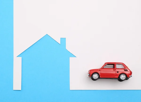 Mini maison, voiture miniature rouge — Photo