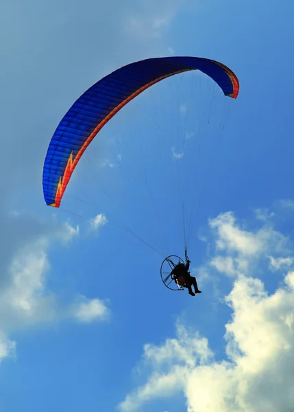 Paragliding man against blue sky — Stock Photo, Image
