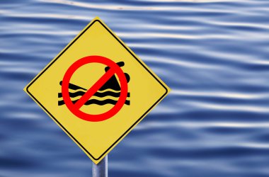 Yüzmek yasaktır su etiketine izin