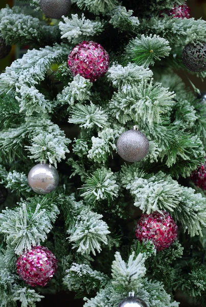 Detail des Weihnachtsbaums mit Kugeln — Stockfoto