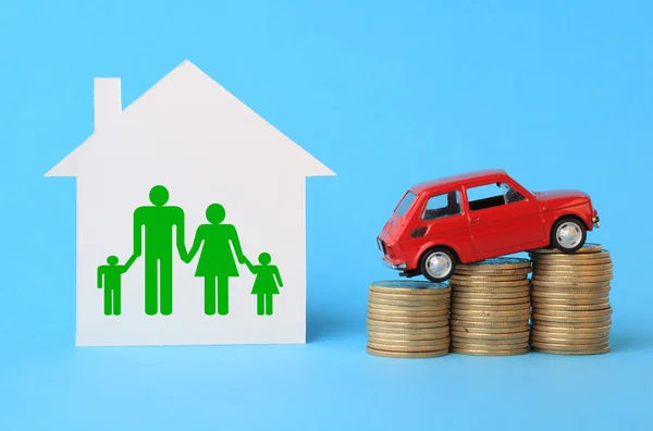 Ház családi szimbólum, miniatűr autó és érmék — Stock Fotó