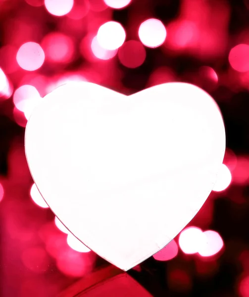 Caja de forma de corazón contra fondo rojo vibrante —  Fotos de Stock