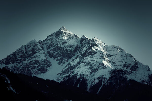 Pico cubierto de nieve en los Alpes — Foto de Stock