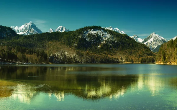 Hohenschwangau lake with bavarian alps in Germany — Stock Photo, Image