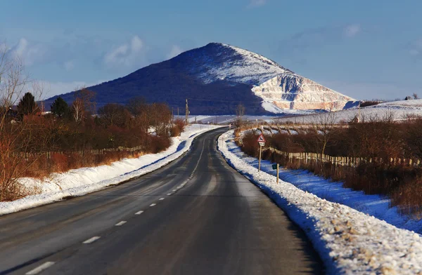 Дорога с горными пейзажами зимой — стоковое фото