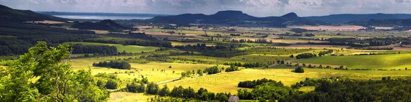 Paisagem panorâmica sobre a bela terra — Fotografia de Stock