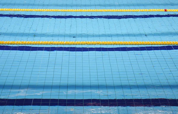 Sport Schwimmbad Wasseroberfläche niemand im Wasser — Stockfoto