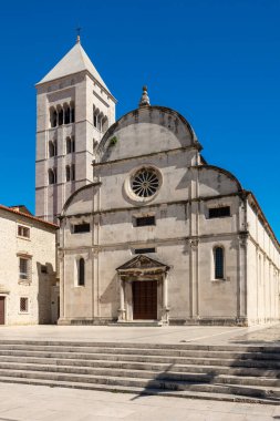 Hırvatistan 'ın eski Zadar kentindeki tarihi taş kilisede Romen ve Rönesans mimari unsurları yer alıyor. St. Mary Kilisesi sessiz bir kasaba meydanında duruyor. Çan kulesi, simetrik cephe ve detaylı taş işçiliği var. Bir su üzerinde yakalandı.