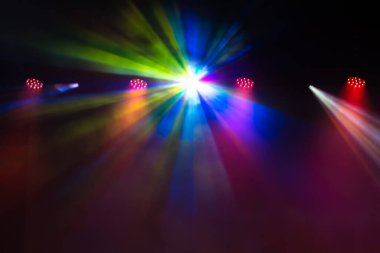 Sahne ışıkları dramatik ışıklar altında