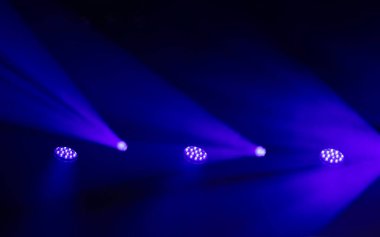 Sahne ışıkları dramatik ışıklar altında