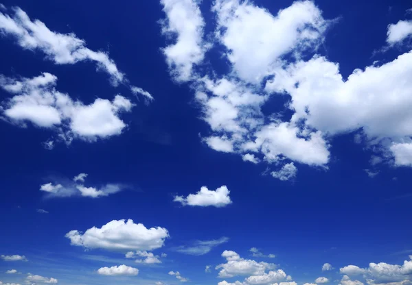 Хмарний пейзаж, блакитне небо білі хмари — стокове фото
