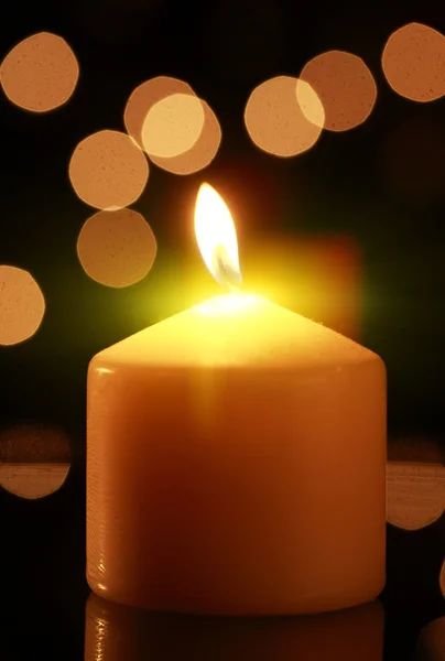 Fiamma di candela sullo sfondo astratto — Foto Stock