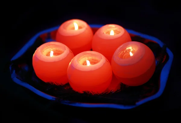 Five candles flame against dark — Stock Photo, Image