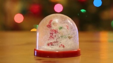 Kubbe chirtmas, yeşil arka plan ile kar yağışı