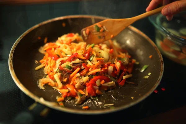 Cooking asian food in wok — Stock Photo, Image
