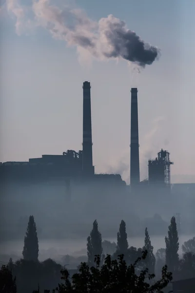 Centrale électrique avec cheminée fumeur — Photo