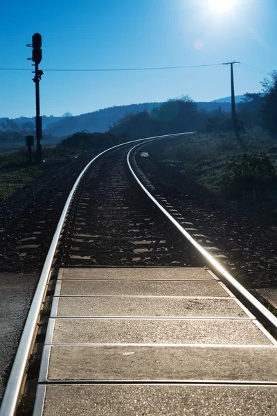 Eğri tren yola mavi gökyüzü — Stok fotoğraf