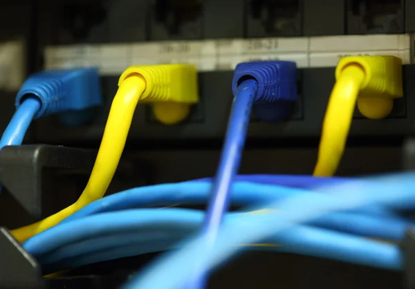 Moderne Netzwerkschaltung mit Kabeln — Stockfoto