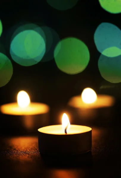 Три горящие свечи на абстрактном фоне — стоковое фото