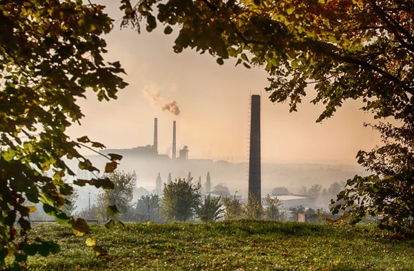 Central eléctrica con chimenea humeante — Foto de Stock