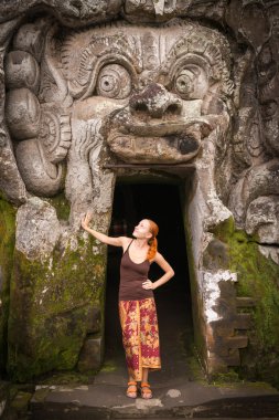 Goa Gajah 'da duran genç kadın.