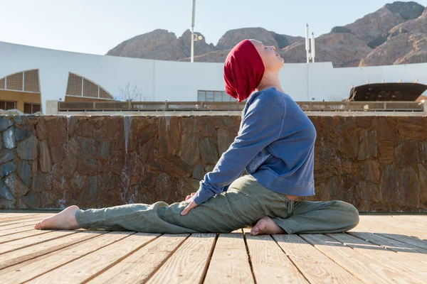 Frau macht Yoga — Stockfoto