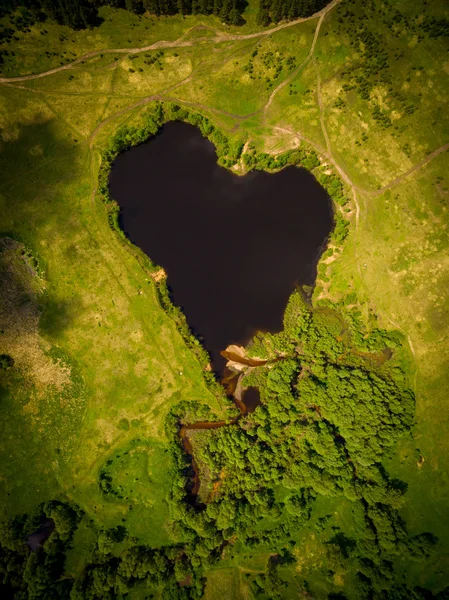 Beau lac en forme de coeur — Photo