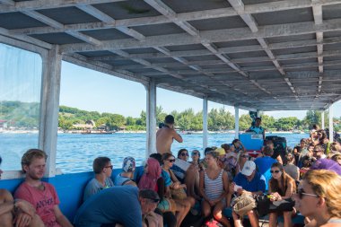 Teknede turistler