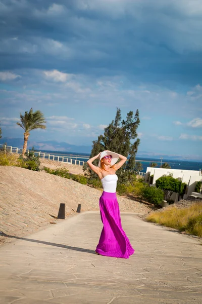 Mulher bonita usando chapéu e saia rosa — Fotografia de Stock