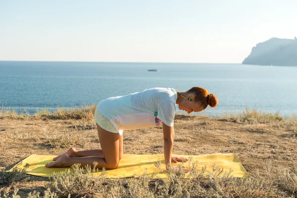 Yoga fille avec écouteurs sans fil — Photo