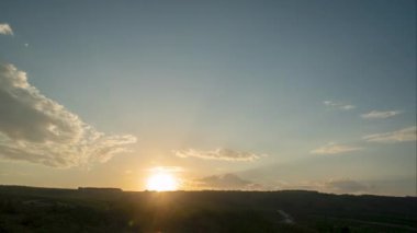 Üzüm bağlarının üzerinde gün doğumu