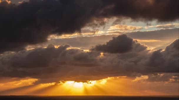 Чудовий барвистий захід Тімелапса на морі — стокове відео