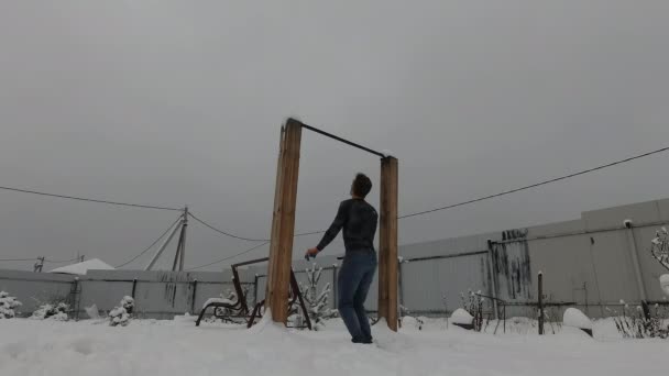 Mann arbeitet im Winter im Freien — Stockvideo