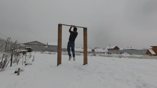 Homem trabalhando ao ar livre durante o inverno — Vídeo de Stock