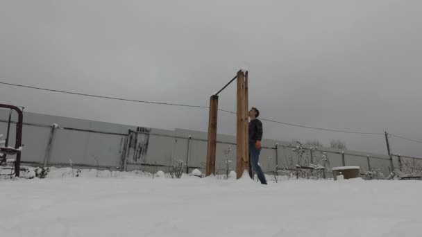 Человек работает на открытом воздухе в зимний период — стоковое видео
