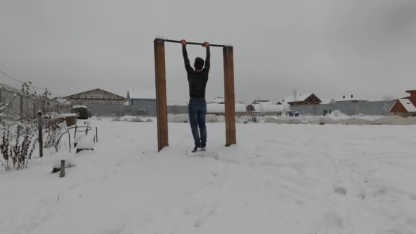 Hombre haciendo ejercicio al aire libre durante el invierno — Vídeo de stock