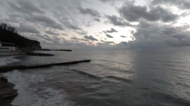 Denizde karamsar gün batımı